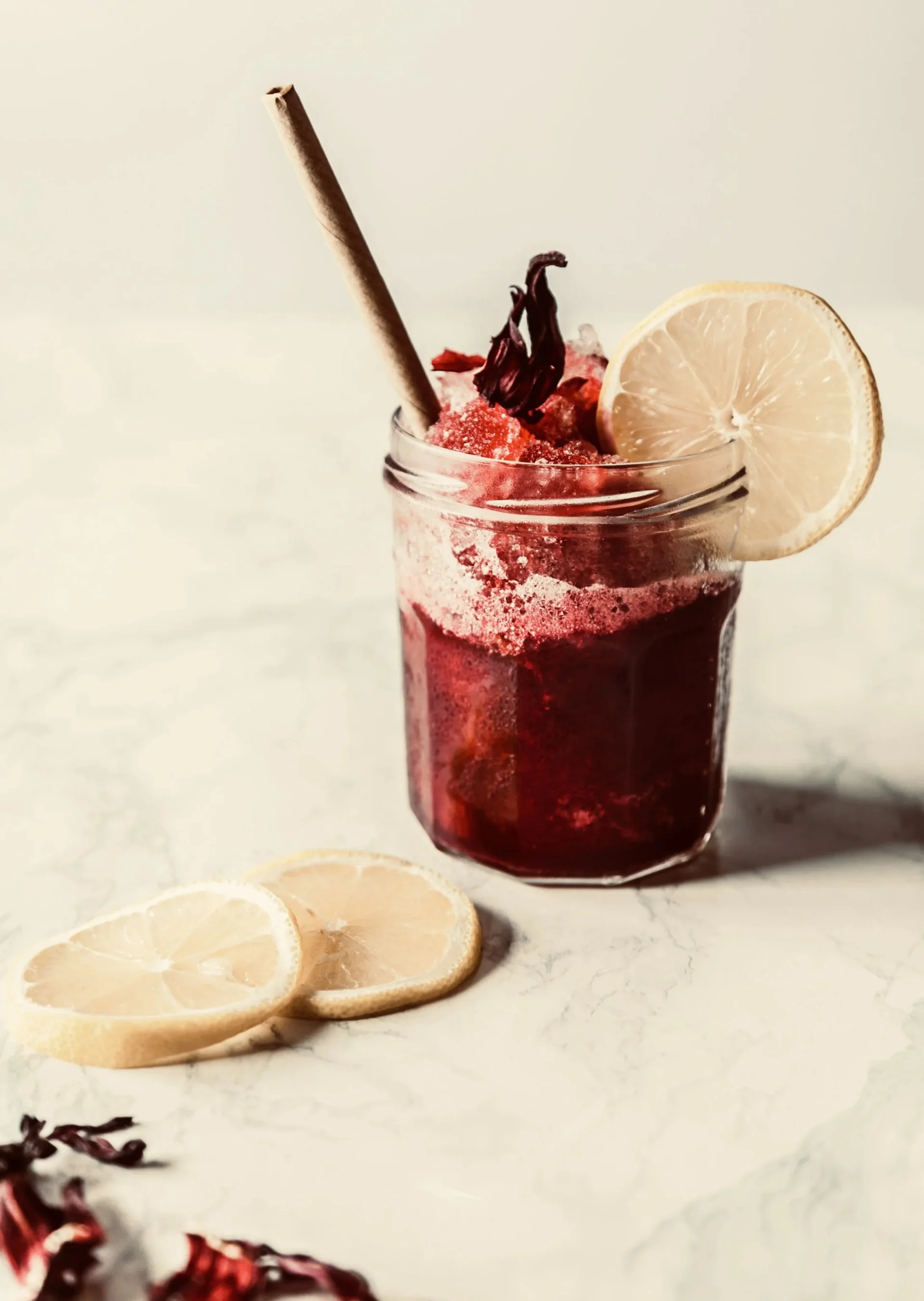 Aliments à éviter ménopause : que faire avec l’alcool, les jus « healthy » et les snacks « fit » ?