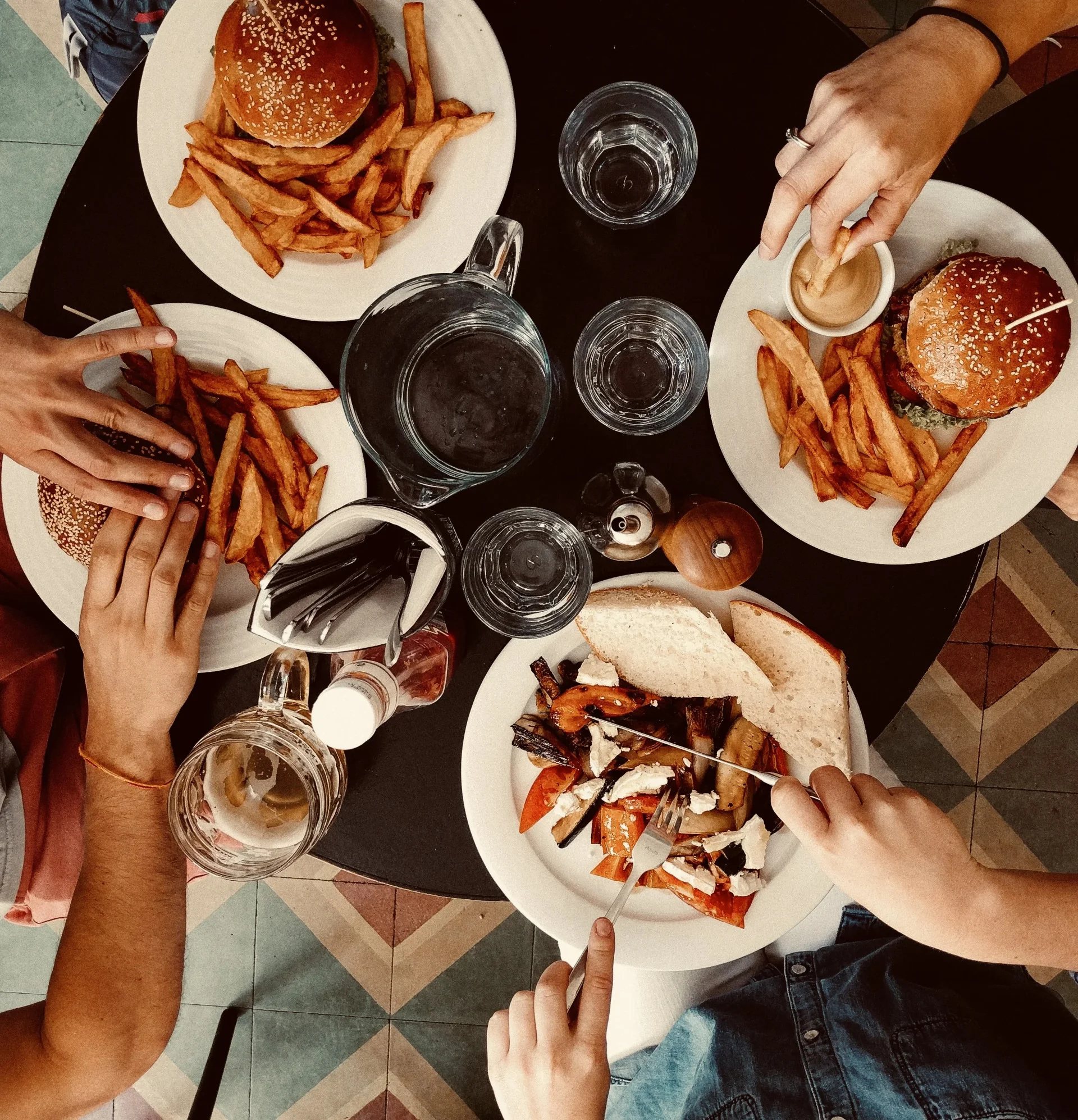 Aliments à éviter ménopause : fast-food et resto — choisir sans ruiner ses objectifs