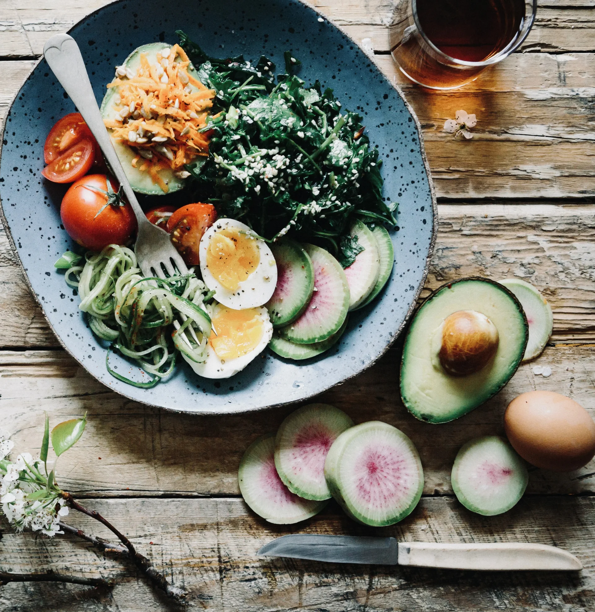 Perte de poids ménopause : protéines, fibres, timing des repas — le trio gagnant