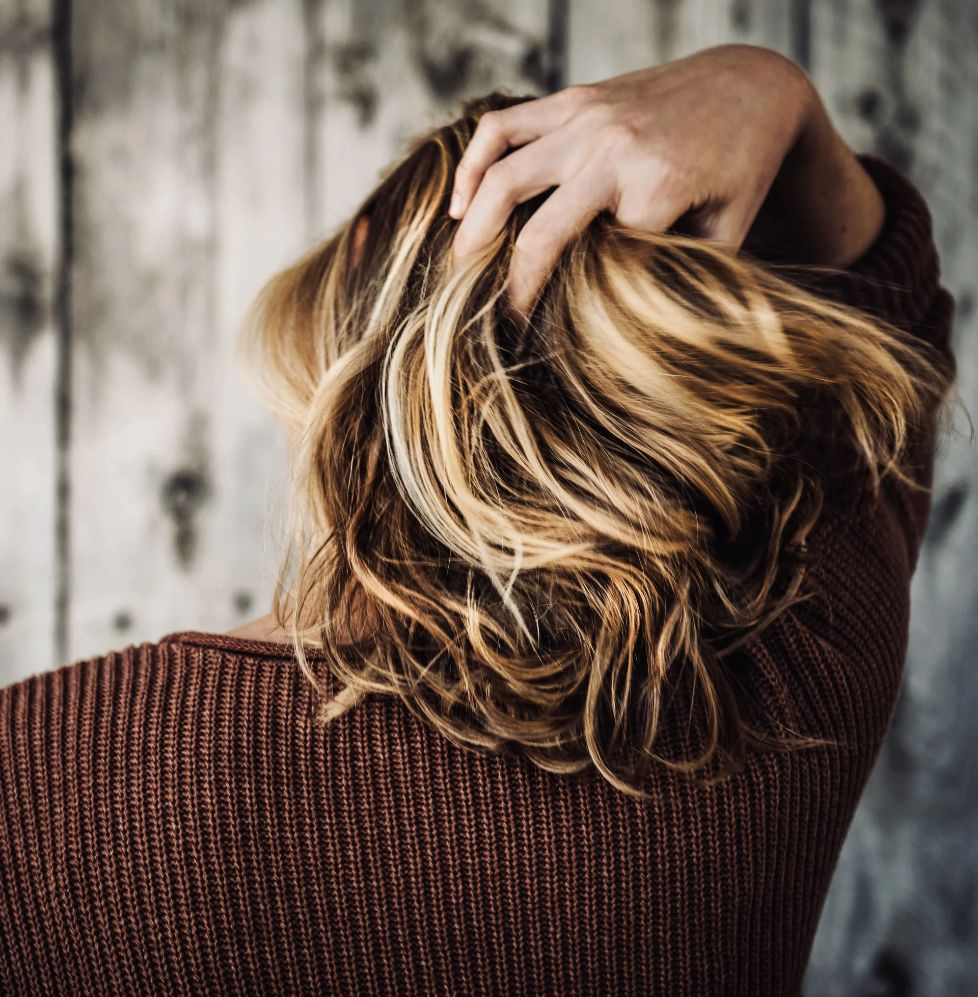 Perte de cheveux sous Mounjaro : pourquoi cela arrive et comment la limiter ?